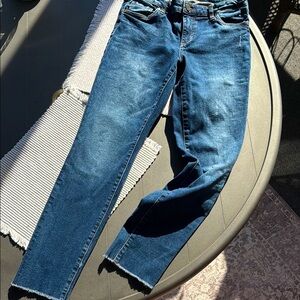 Kut size 6, ankle straight leg. Dark wash.